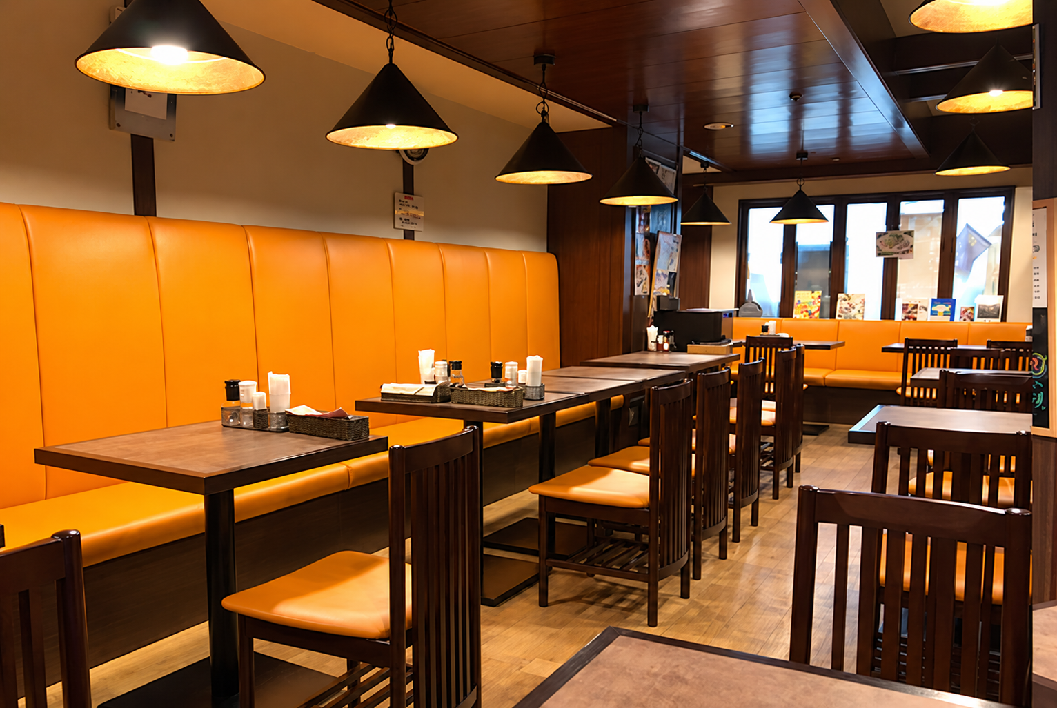 洋食ふくもとの店内